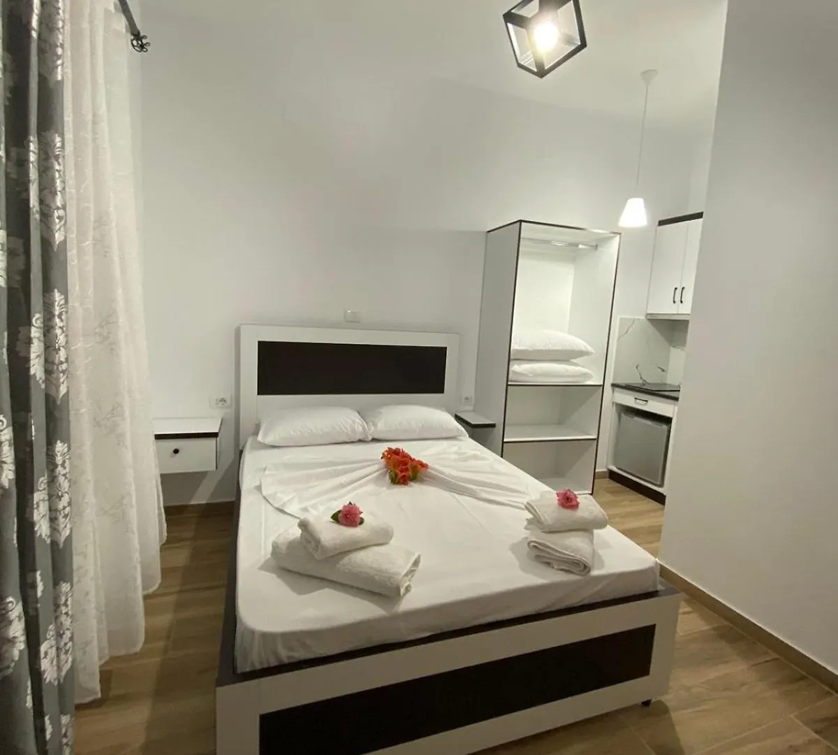 Rentrooms Geni Ksamil 0*,