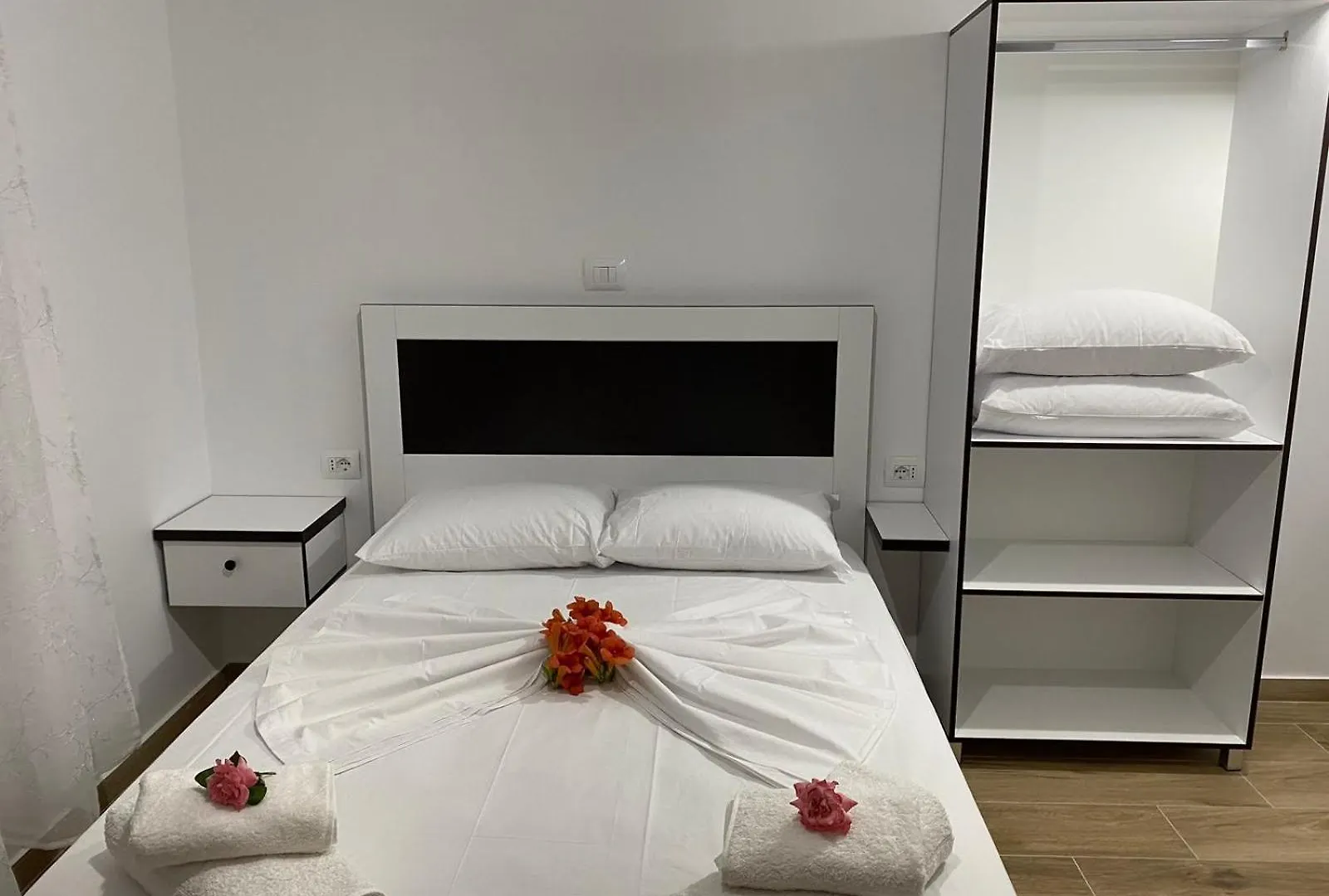 Rentrooms Geni Ksamil 0*,  Albanien