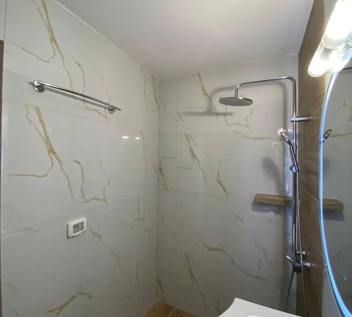 Rentrooms Geni Ksamil Gasthuis