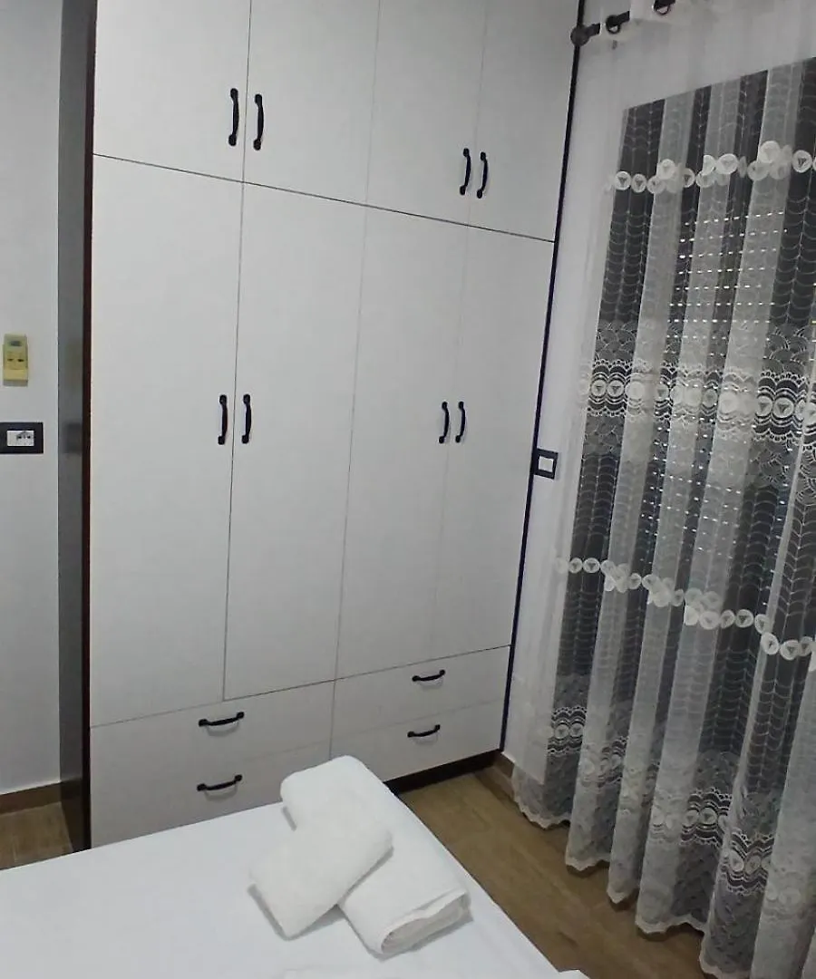Rentrooms Geni Ksamil Gasthuis